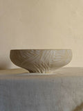 Bol en céramique sculptée, couleur crème, base large et bord arrondi.
