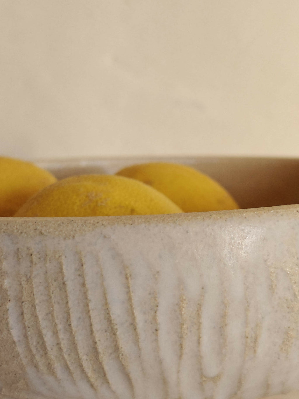 Bol crème sculpté : gros plan sur citrons jaunes à l’intérieur.