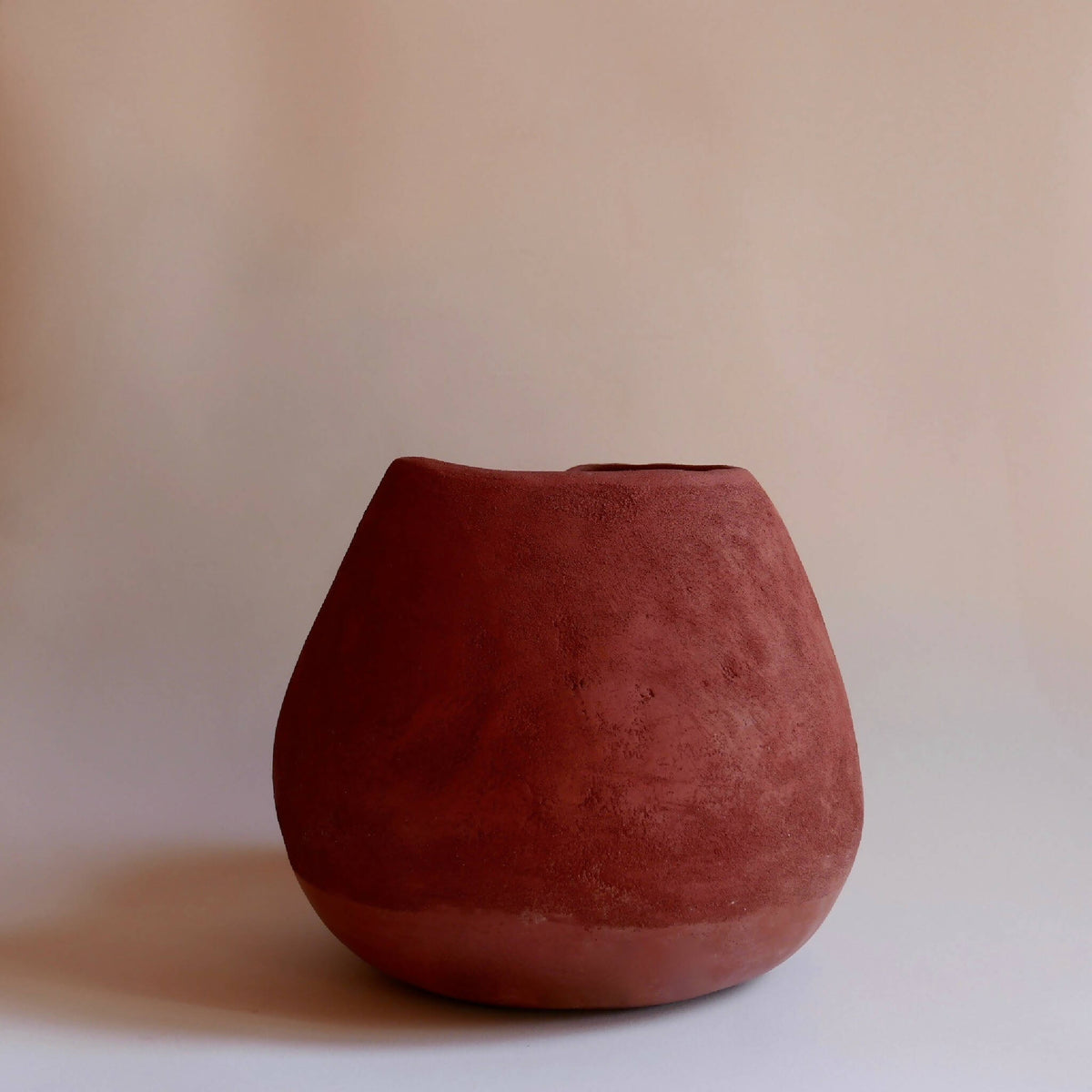 Vase en céramique rouge BRAZIL, forme goutte, bord légèrement évasé.