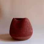 Vase en céramique rouge BRAZIL, forme goutte, texture mate.