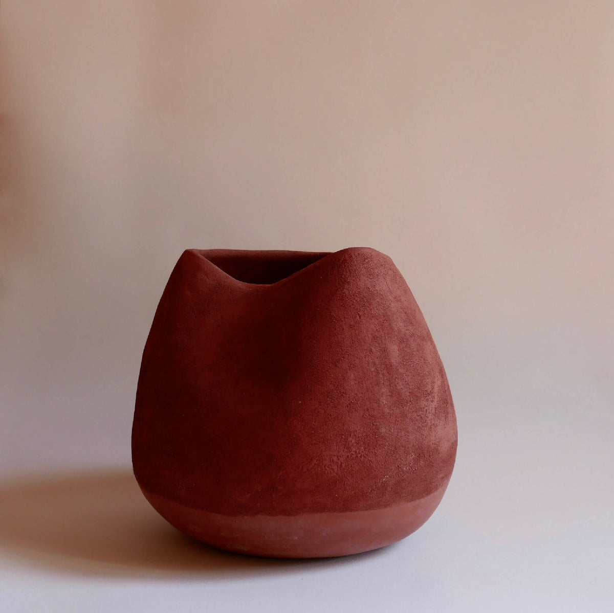 Vase en céramique rouge BRAZIL, forme goutte, texture mate.