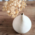 Vase goutte d’eau blanc avec bouquet de fleurs séchées, col étroit