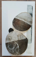 Gravure montée sur cuivre : cadre blanc, deux disques abstraits beige, brun et traits blancs