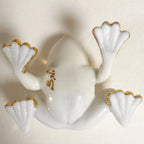 Figurine de grenouille en porcelaine blanche, pattes sculptées et bordures dorées