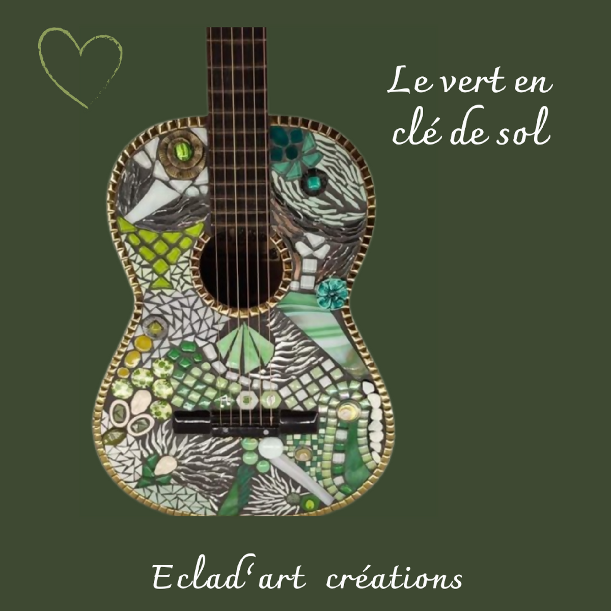 Guitare décorative mosaïque verte, motifs feuilles et zèbre, vue de face.