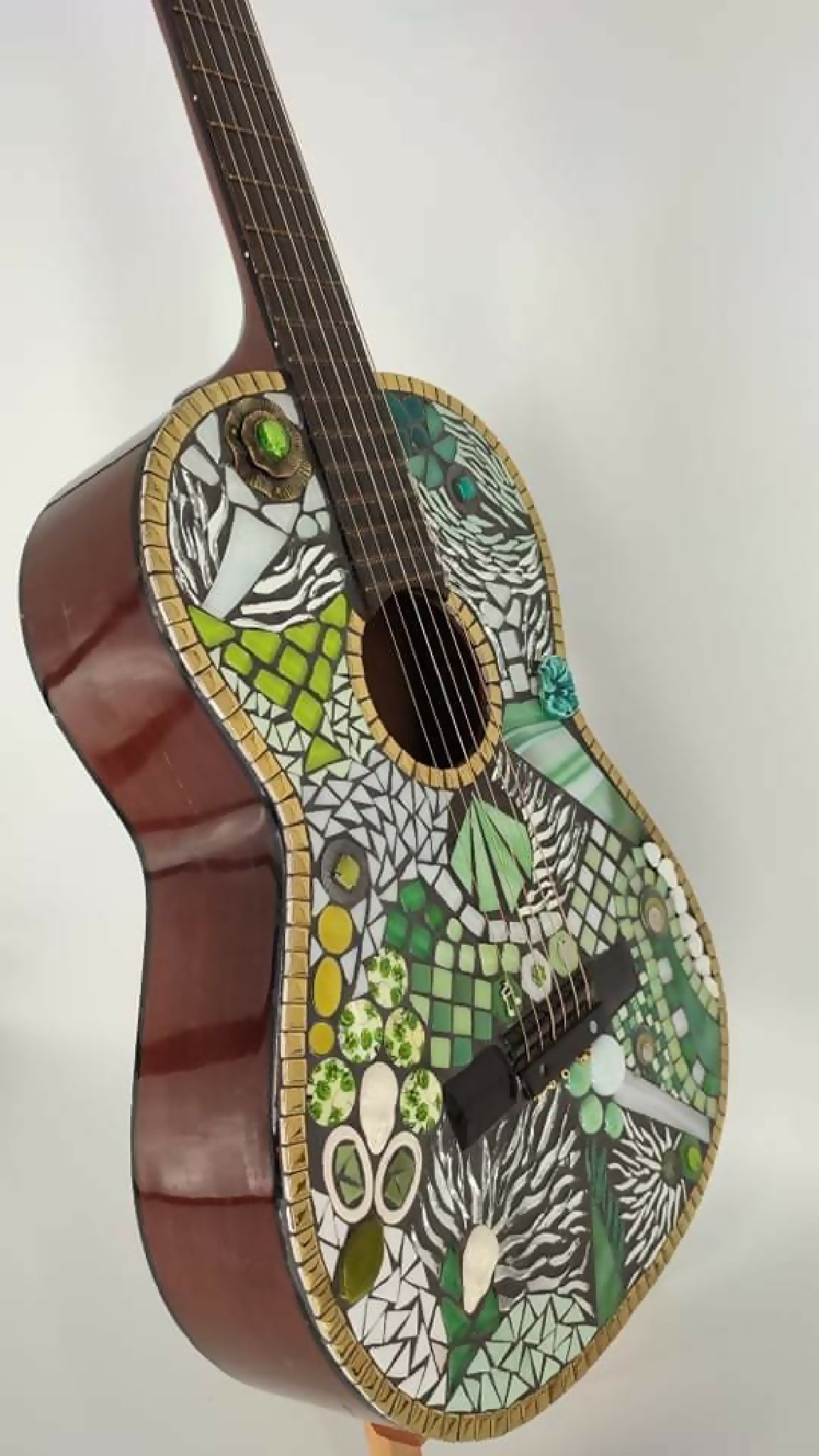 Guitare décorative mosaïque verte, manche brun, vue latérale de la caisse.