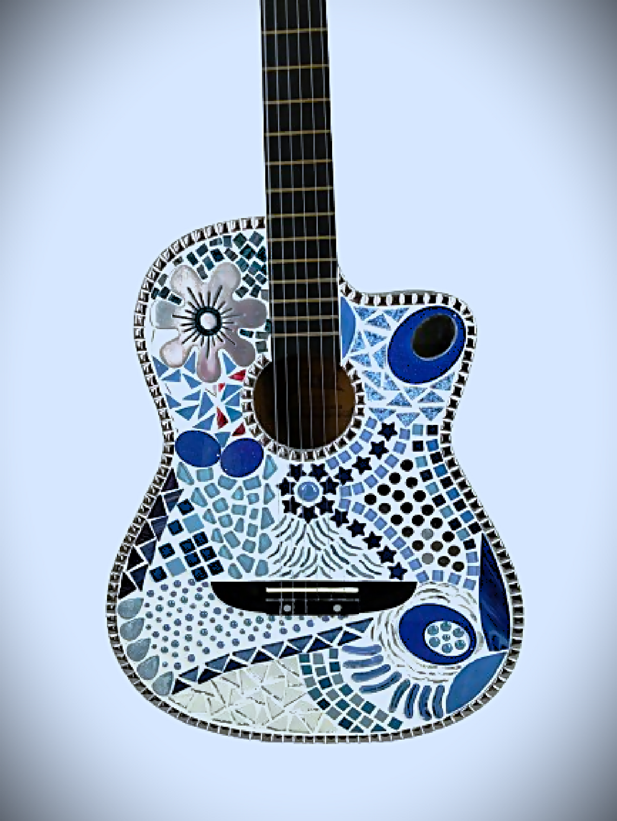 Guitare acoustique bleue et blanche, incrustations mosaïque style galaxie
