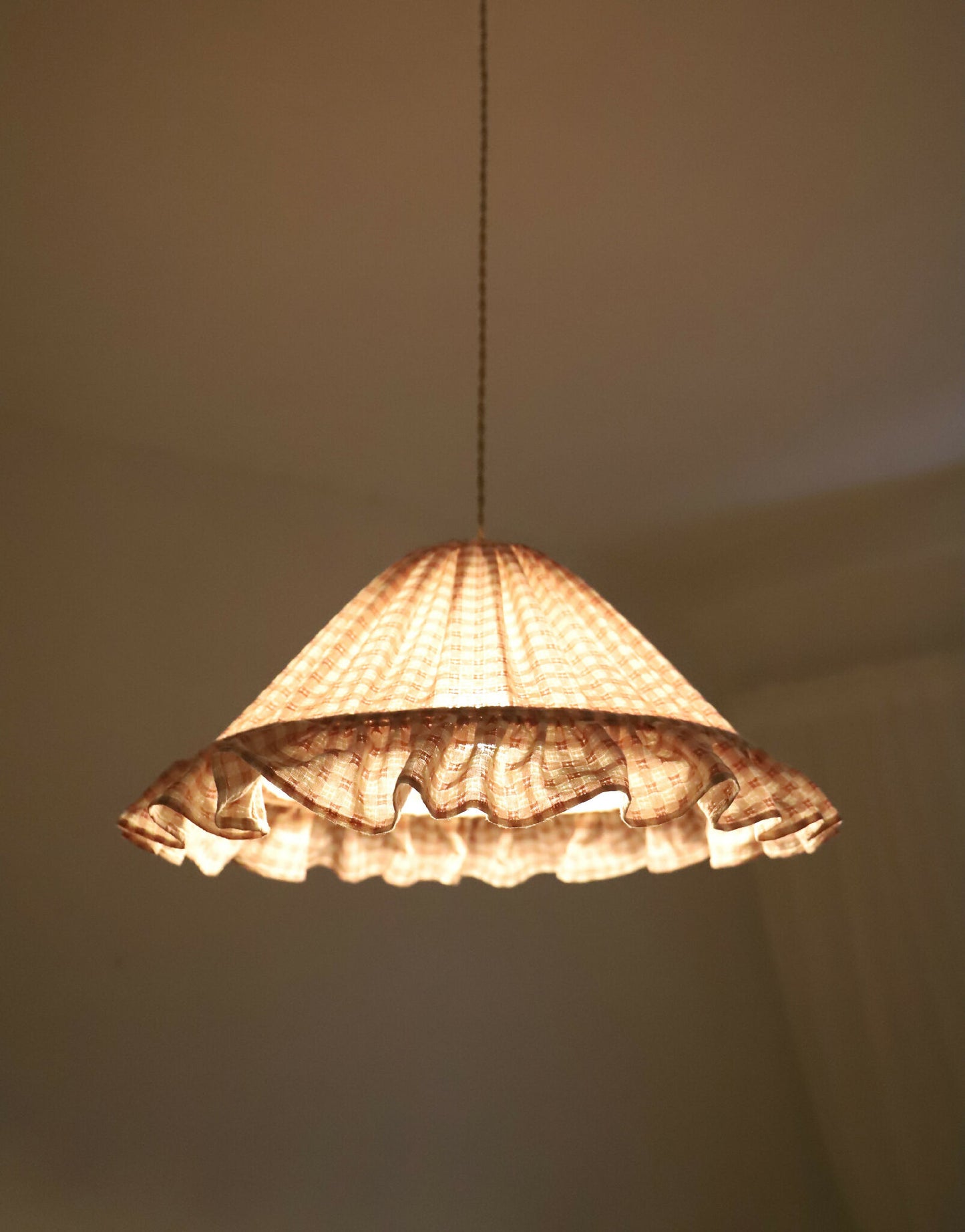 Suspension conique avec volant Emilia "petits carreaux rose"