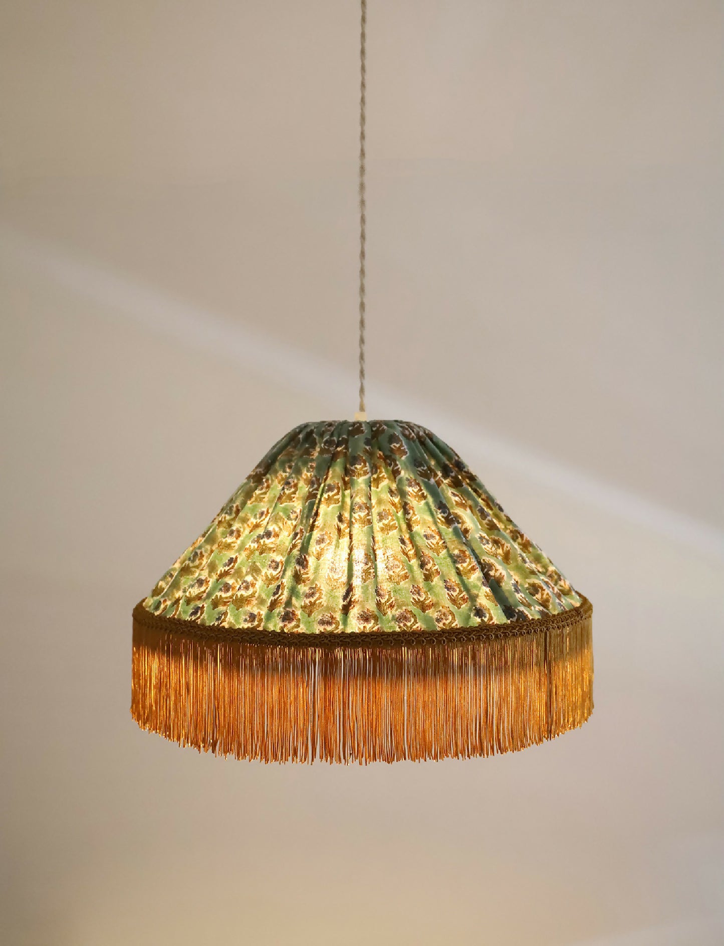 Suspension Bella “bohemian flora” : luminaire bohème chic à frange, fabriqué en France