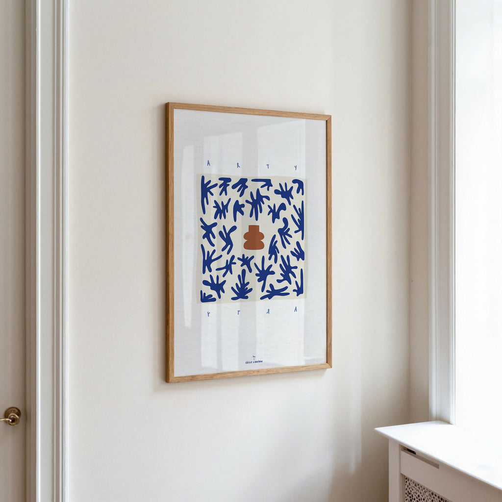 Affiche A4 ARTY encadrée, illustration bleue abstraite avec motif orange central sur fond clair.