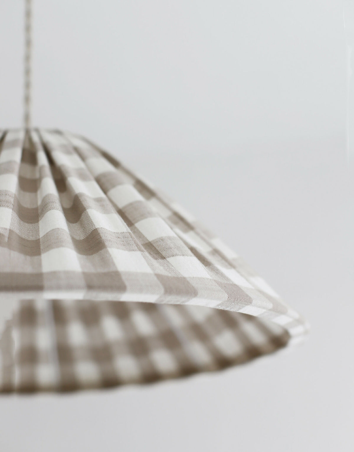 Suspension conique en coton beige vichy, bord inférieur et plis de l’abat-jour