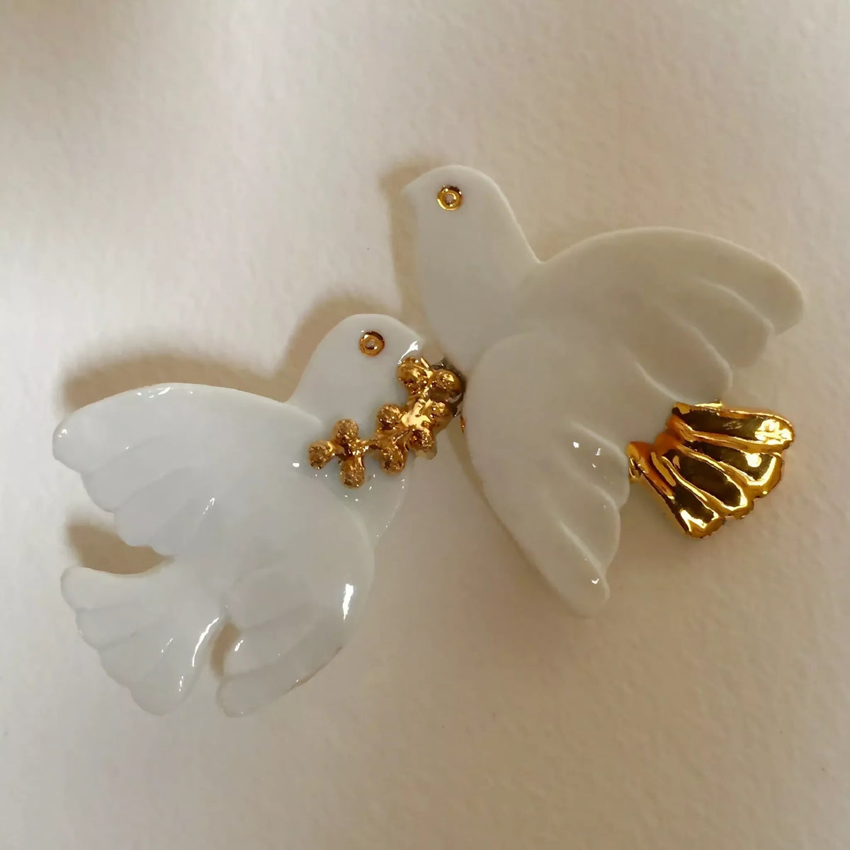 Broche colombes blanches avec détails dorés, attache à l’arrière.