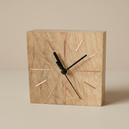 Horloge de bureau carrée en chêne clair, cadran rectangulaire, aiguilles noires et repères.