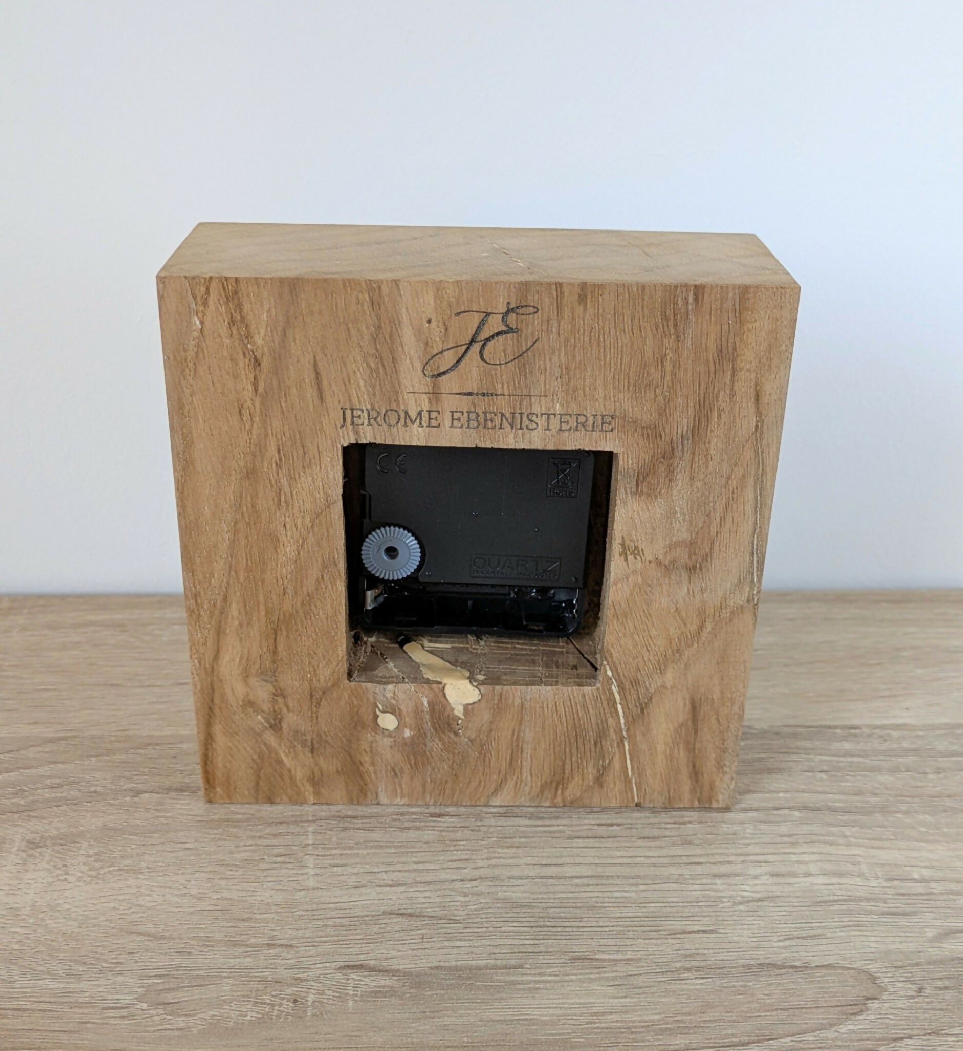 horloge-bois-massif-artisanat-francais-