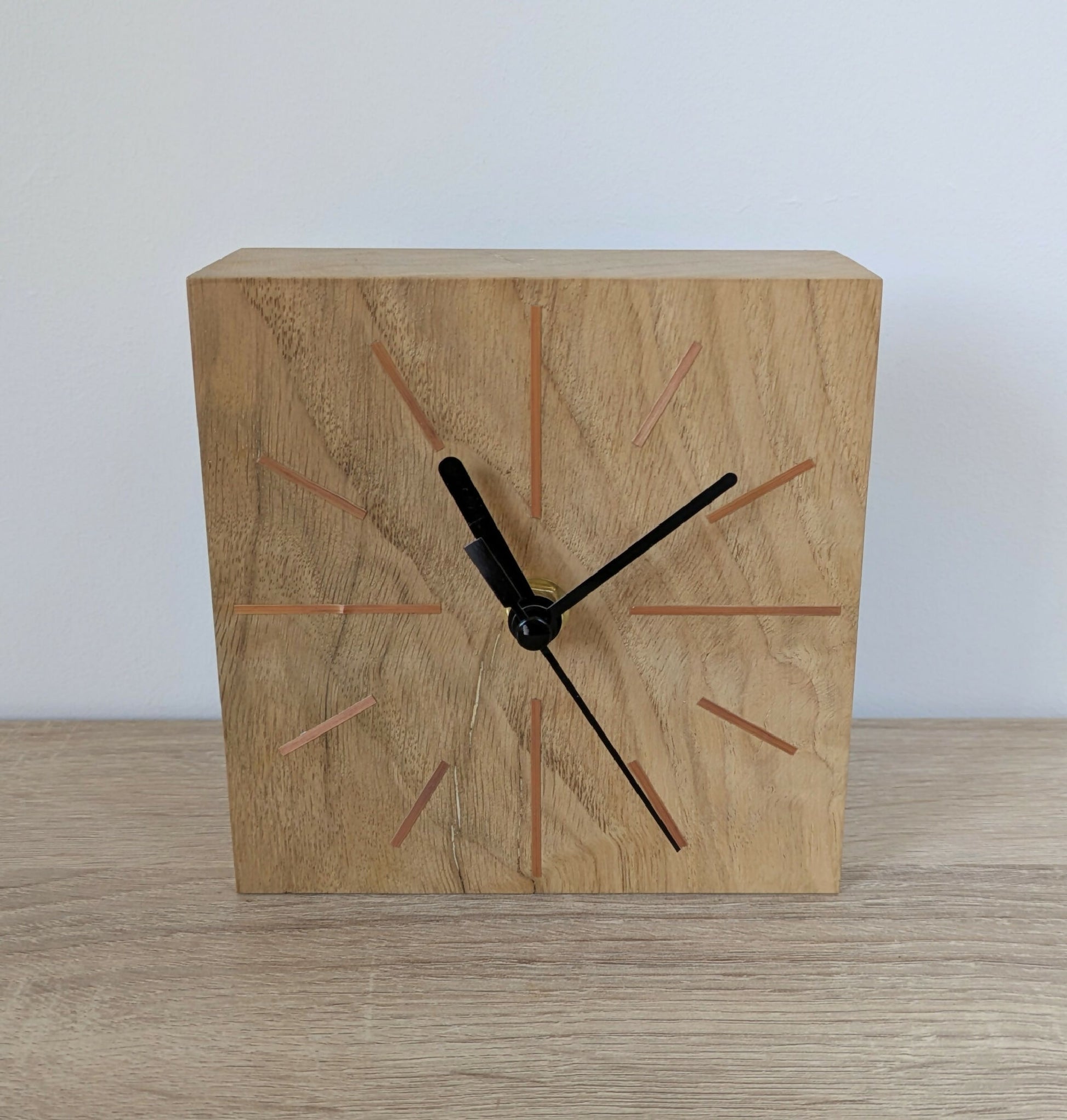 horloge-bois-massif-artisanat-francais-