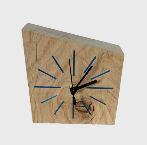Horloge de bureau en bois clair, chiffres au cadran bleu, aiguilles noires.