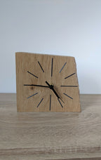 Horloge de bureau en chêne, cadran à repères noirs, aiguilles dorées.
