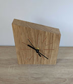 Horloge de bureau en chêne massif avec marqueterie de paille, aiguilles noires et repères