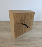 Horloge de bureau en chêne massif, marqueterie de paille, cadran avec aiguilles noires
