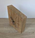 Horloge de bureau en chêne massif avec marqueterie de paille, vue de côté, aiguilles noires