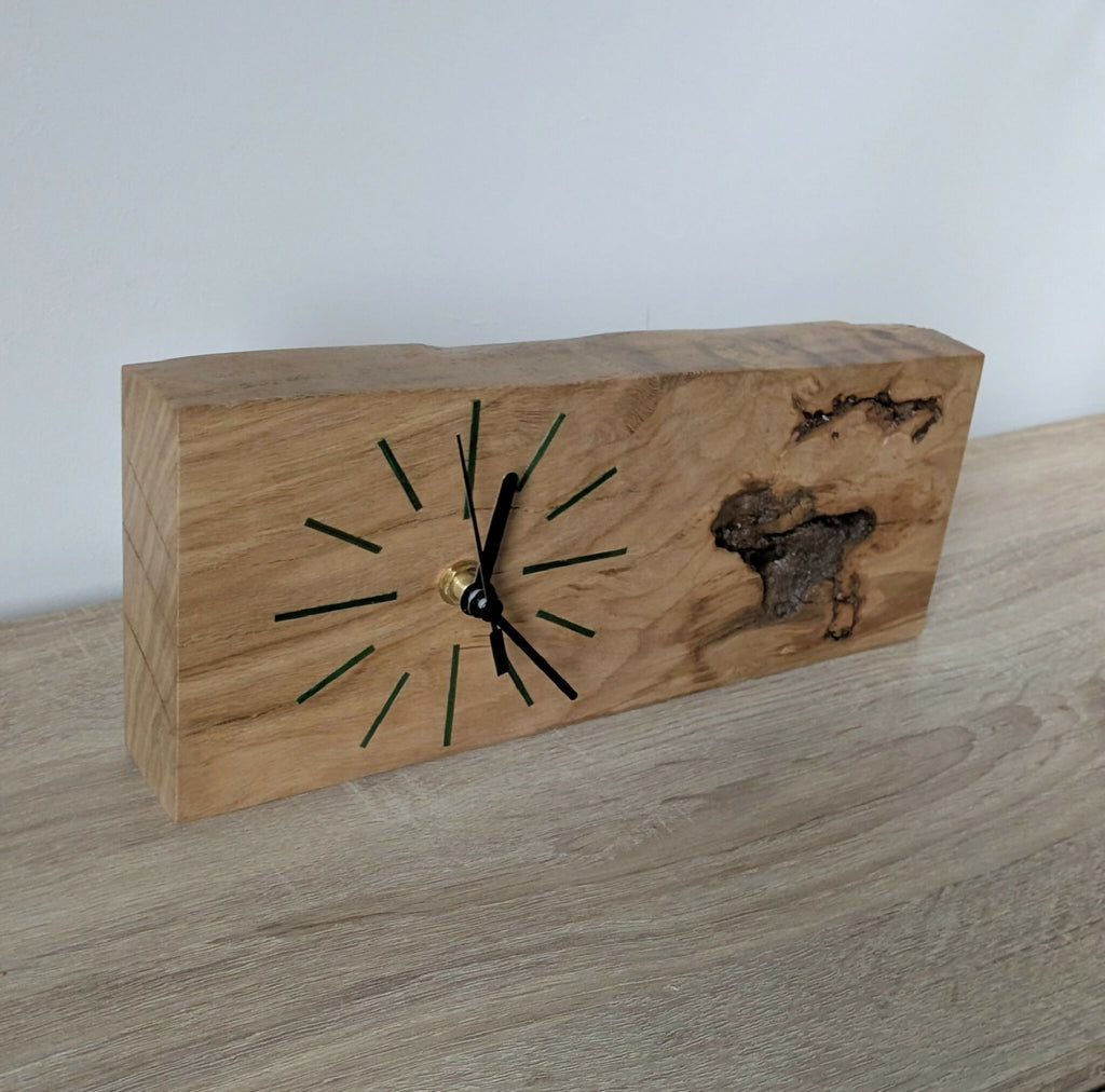 Horloge de bureau en bois clair avec aiguilles noires, repères verts et nœud décoratif.