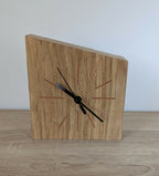 Horloge de bureau en chêne massif, cadran marqueterie de paille, aiguilles noires et lignes cuivrées