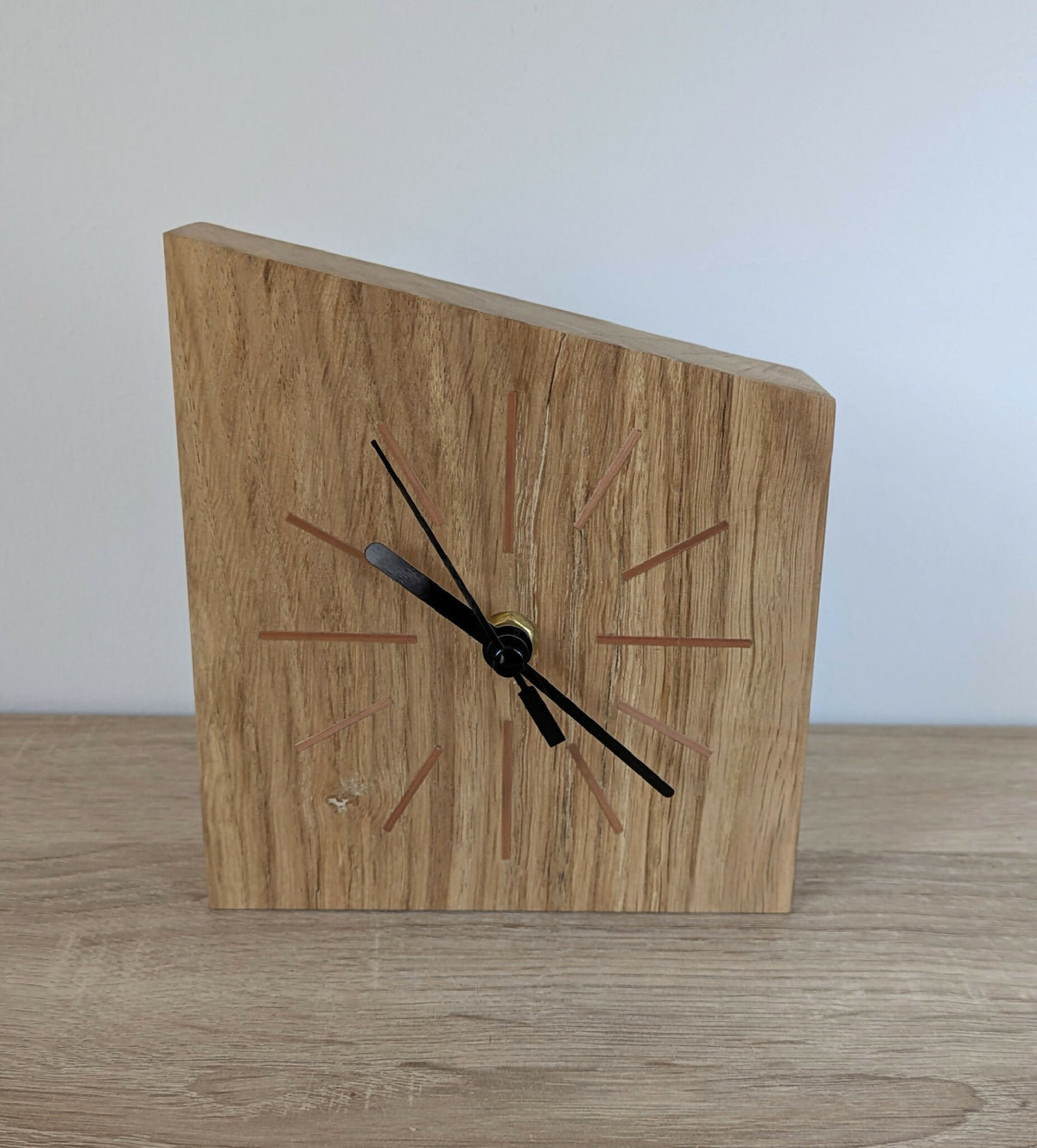 Horloge de bureau en chêne massif, cadran marqueterie de paille, aiguilles noires et lignes cuivrées