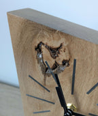 Horloge de bureau, gros plan cadran marqueté: aiguilles noires et tige dorée