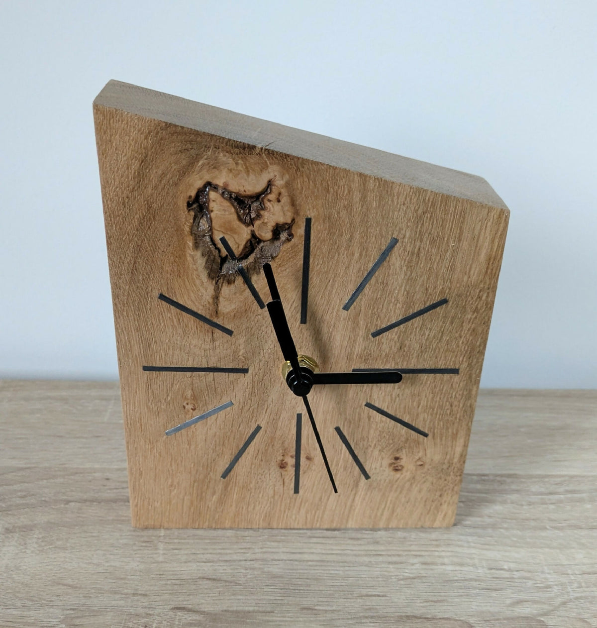 Horloge de bureau en chêne massif, cadran marqueté et aiguilles noires