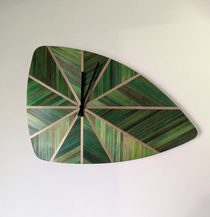 Horloge murale rétro en marqueterie verte feuille, cadran triangulaire arrondi avec aiguilles
