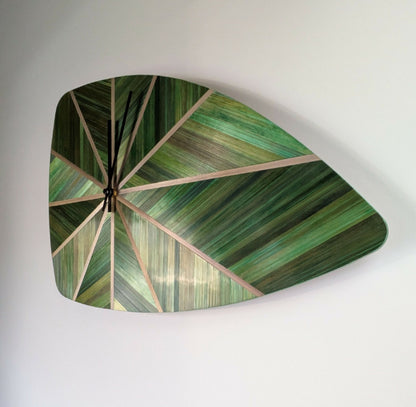 Horloge murale rétro marqueterie verte, cadran triangulaire arrondi et aiguilles au centre