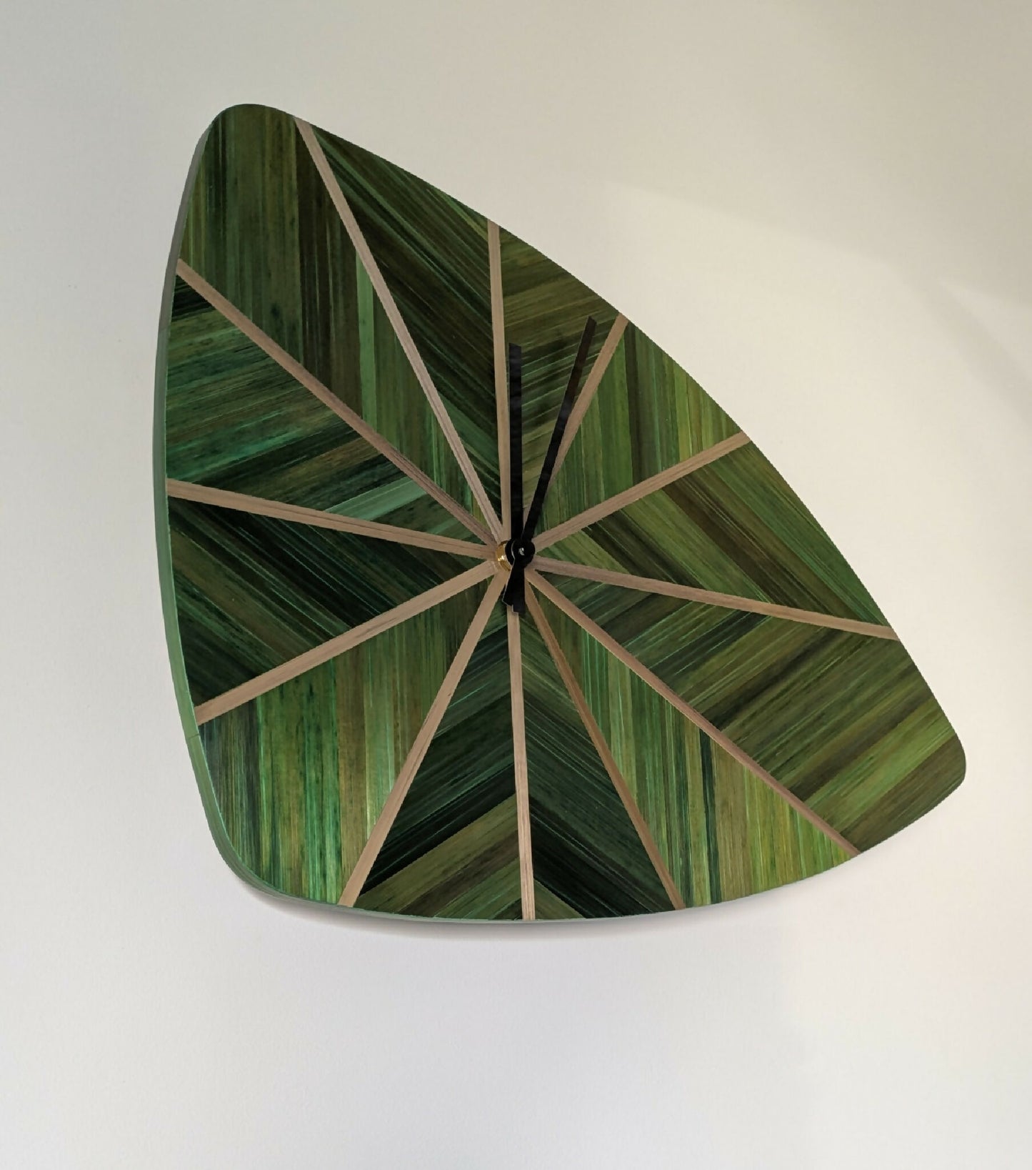 Horloge murale rétro marqueterie verte feuille, cadran en forme d’amande avec point central