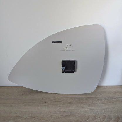 Horloge murale rétro, vue arrière blanche avec mécanisme et système de fixation