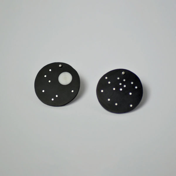 Paire de boucles d’oreilles constellation rondes noires, motifs d’étoiles blanches