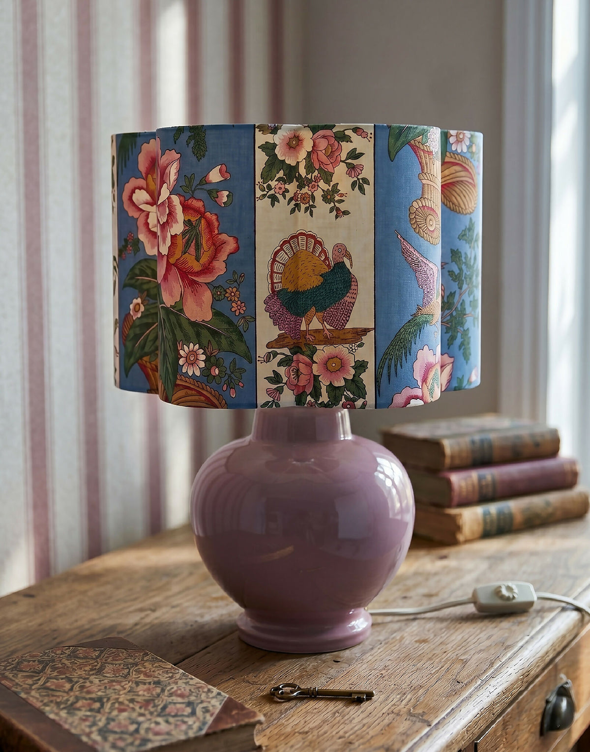 Abat-jour cylindrique bleu à patchwork floral et oiseaux, sur lampe décorative