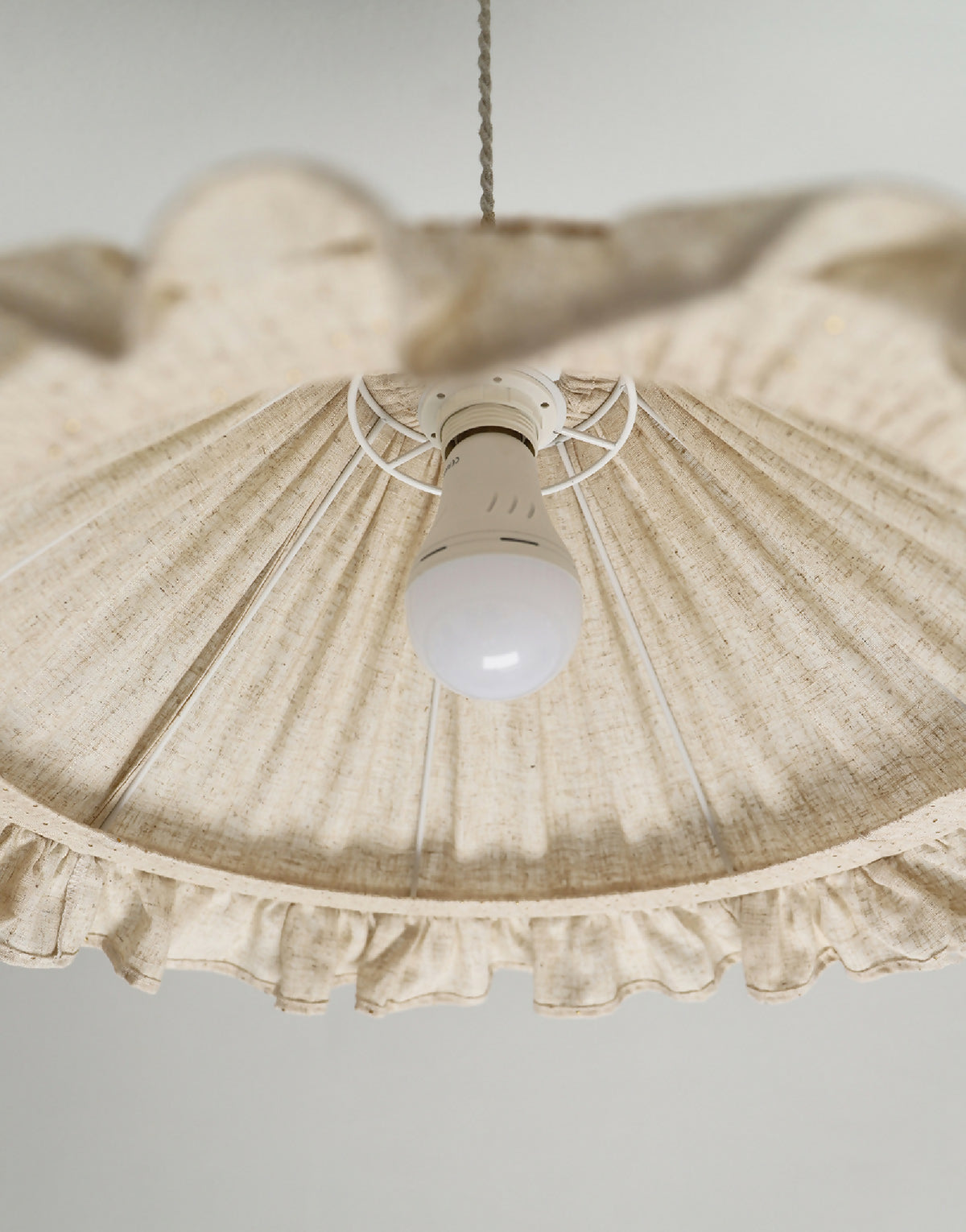 Plafonnier conique en lin et coton beige avec intérieur blanc et volant en bordure