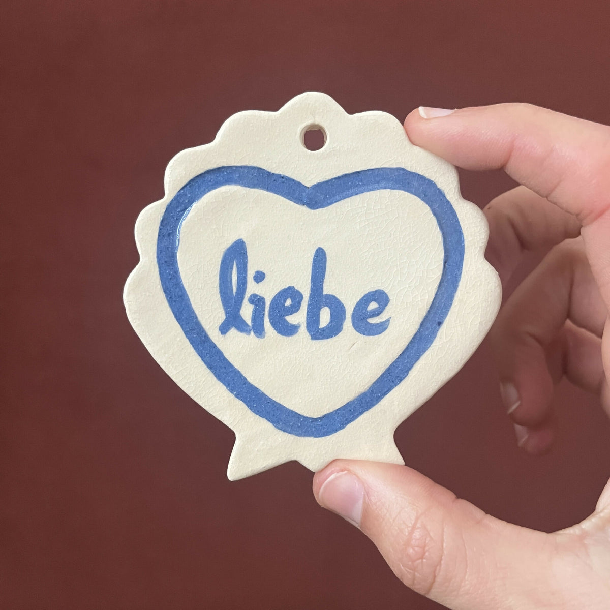 Ex-voto monochrome en étoile, cœur bleu avec le mot « Liebe »