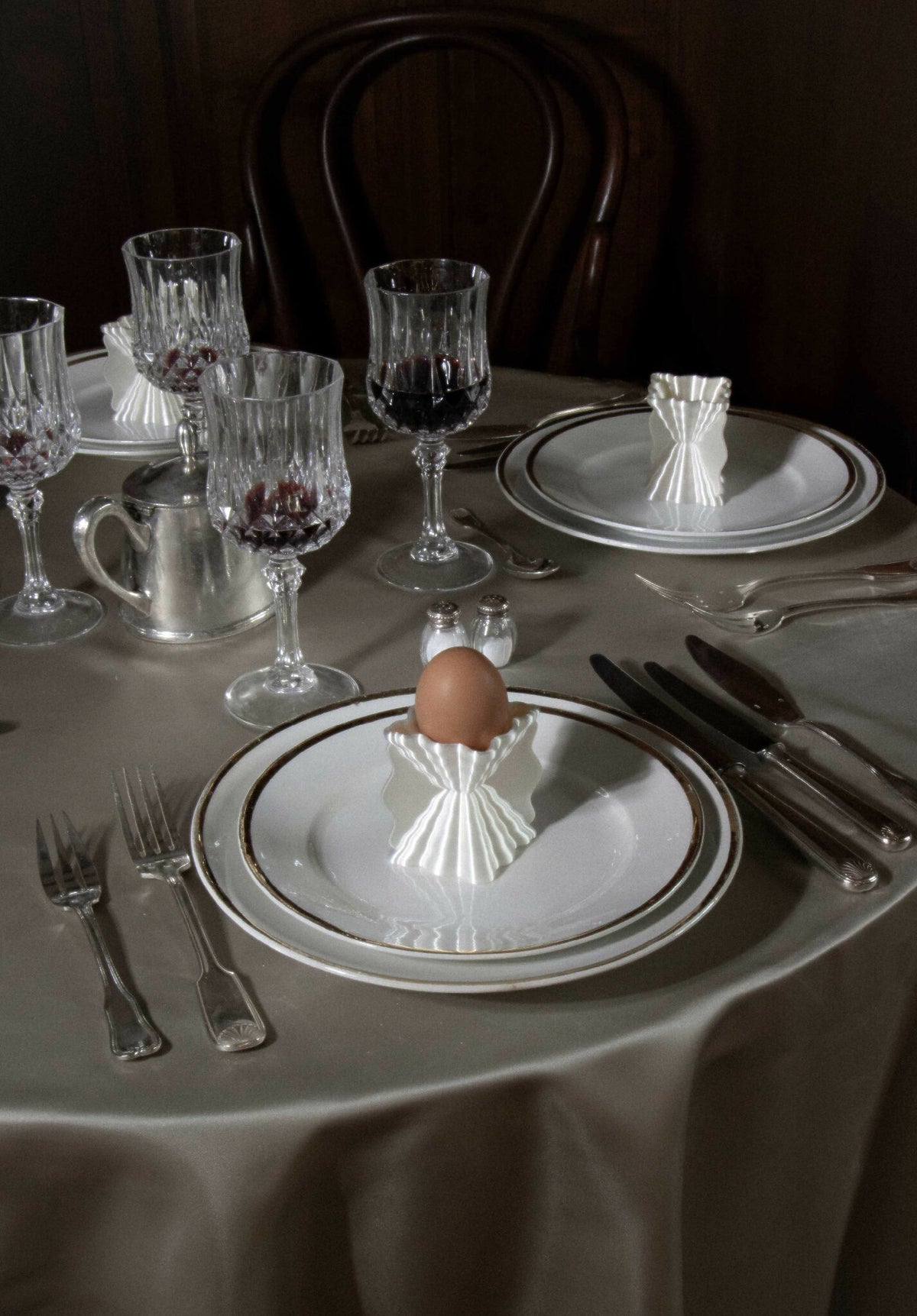 Coquetier Galéa cannelé blanc, œuf marron, présentoir à œuf en forme de pétales