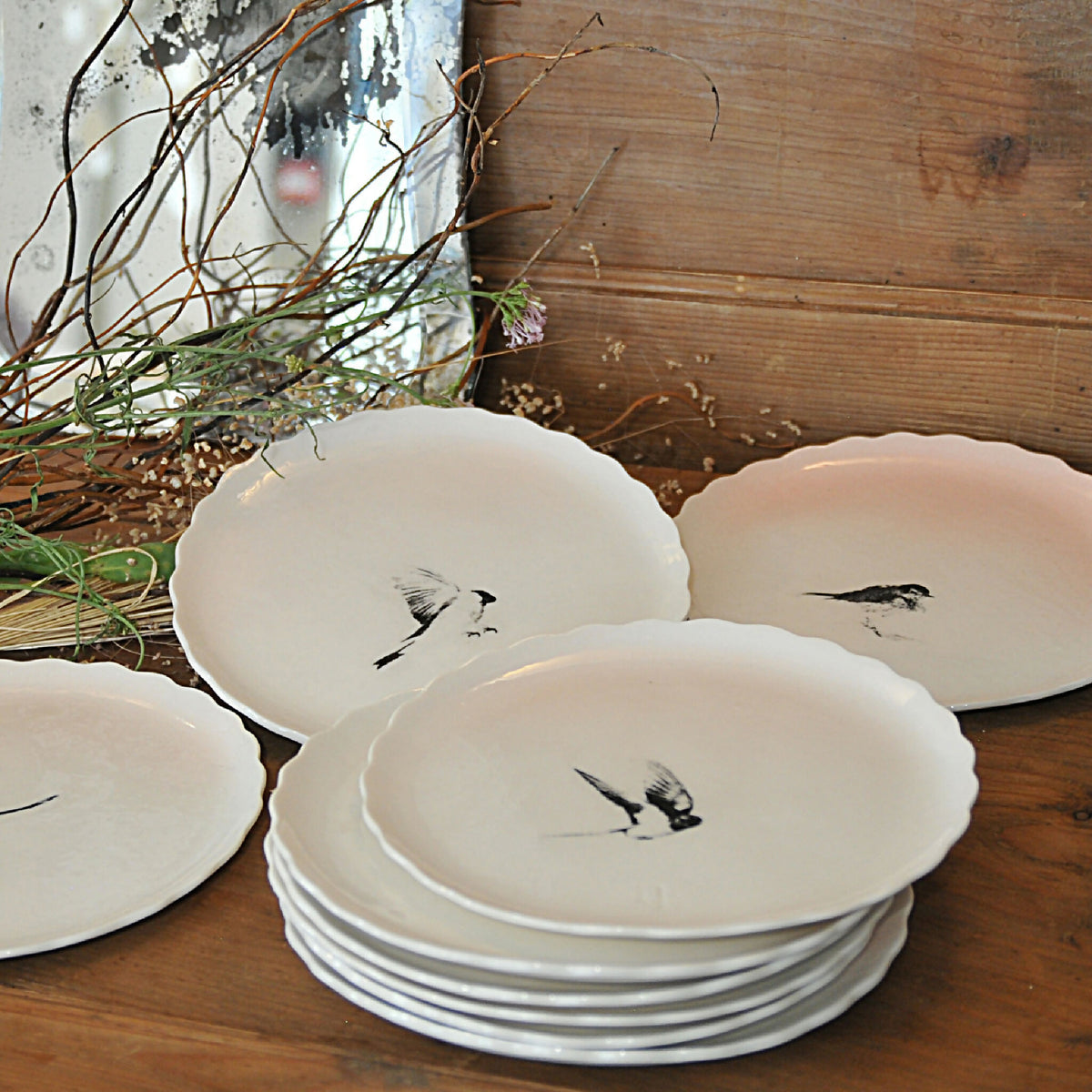Assiettes à dessert en porcelaine blanche, bord festonné, plusieurs oiseaux noirs sur les assiettes