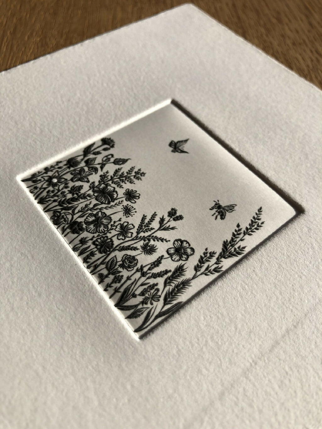 Tableau fleuri à cadre, motif floral noir avec papillons sur fond clair