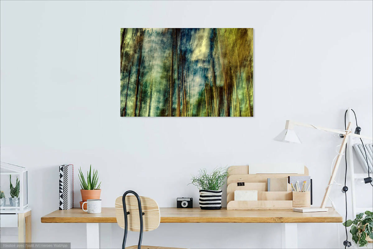 Tableau rectangulaire abstrait sur mur, cadre clair, tons verts et bleus