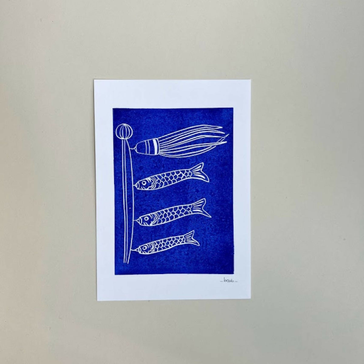 Linogravure A5 Koinobori bleu ultramarine avec poissons stylisés et lignes