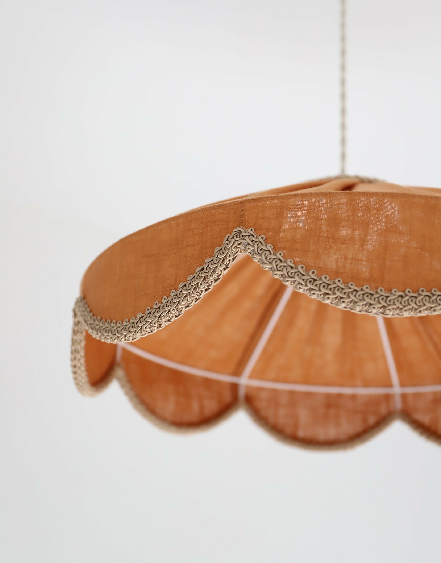 Suspension forme florale unie Cosette "caramel "
