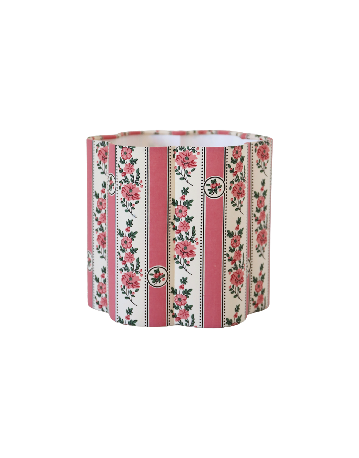 Abat-jour forme fleur en tissu à rayures roses et fleurs, bord arrondi.