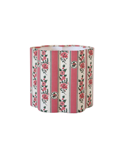 Abat-jour forme fleur en tissu à rayures roses et fleurs, bord arrondi.
