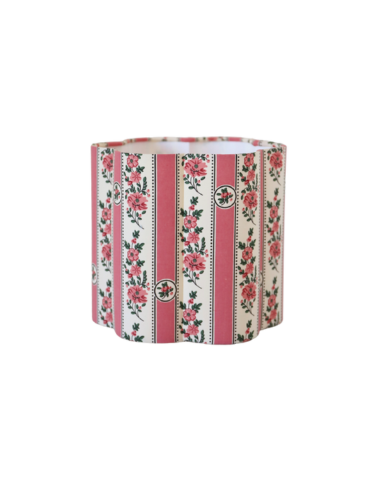 Abat-jour forme fleur en tissu à rayures roses et fleurs, bord arrondi.