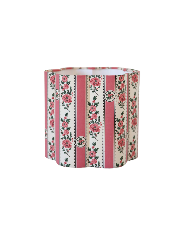 Abat-jour forme fleur en tissu à rayures roses et fleurs, bord arrondi.