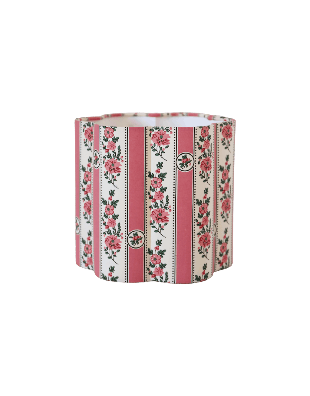 Abat-jour forme fleur en tissu à rayures roses et fleurs, bord arrondi.