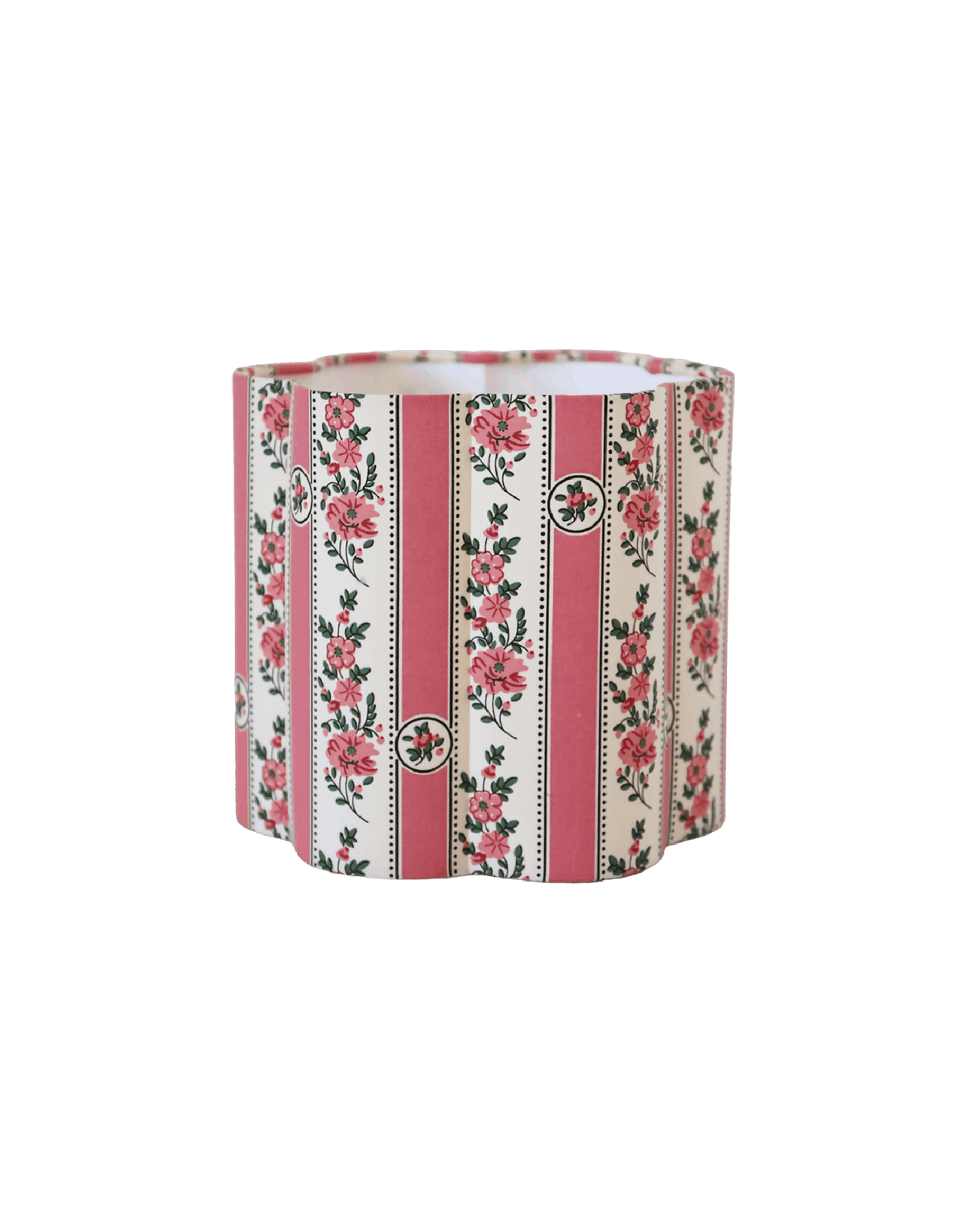 Abat-jour forme fleur en tissu à rayures roses et fleurs, bord arrondi.