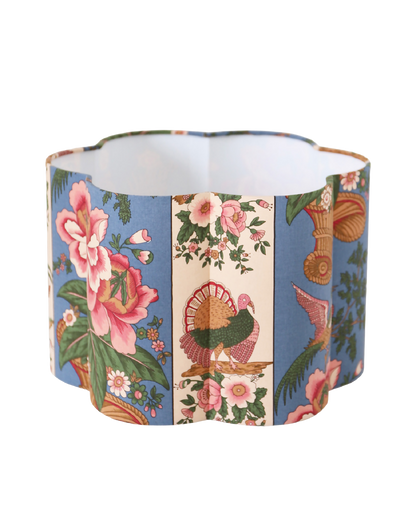 Abat-jour cylindrique à motif floral et oiseaux sur fond bleu, bord échancré